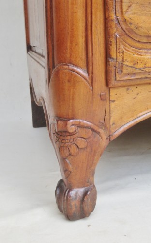  - Commode galbée, estampillée Louis Noël Malle 1734-1782
