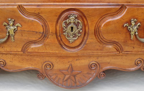 Antiquités - Commode galbée, estampillée Louis Noël Malle 1734-1782