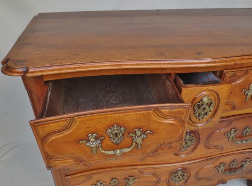 Antiquités - Commode galbée, estampillée Louis Noël Malle 1734-1782
