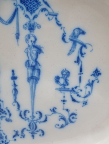 Céramiques, Porcelaines  - Plat en faïence de Moustiers, début XVIIIe siècle