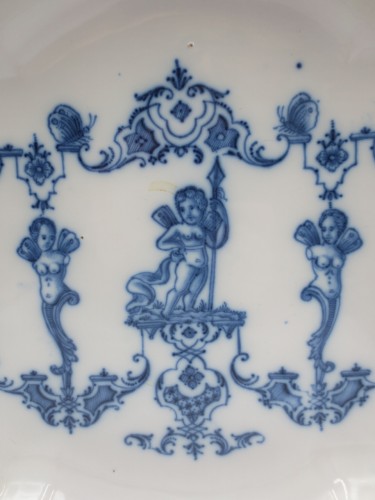 Céramiques, Porcelaines  - Plat en faïence de Moustiers, XVIIIe Siècle