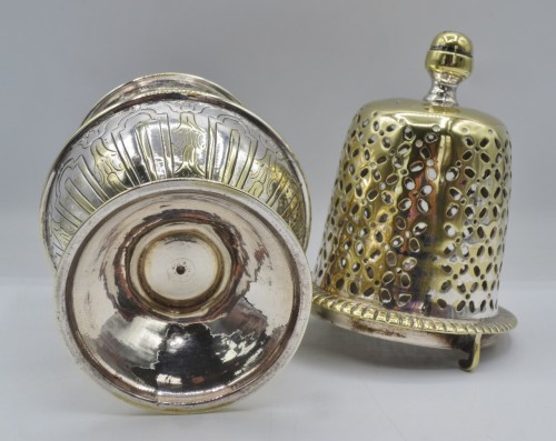 Antiquités - Saupoudroir en métal plaqué, XVIIIe siècle