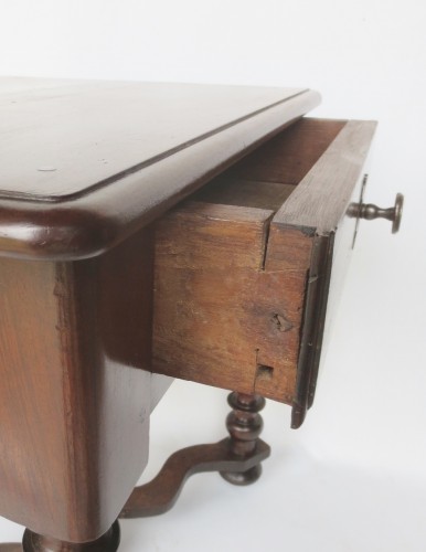 Antiquités - Table en noyer Louis XIII