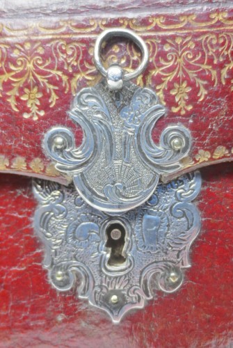 Maroquin du XVIIIe siècle en cuir rouge - Objets de Vitrine Style 