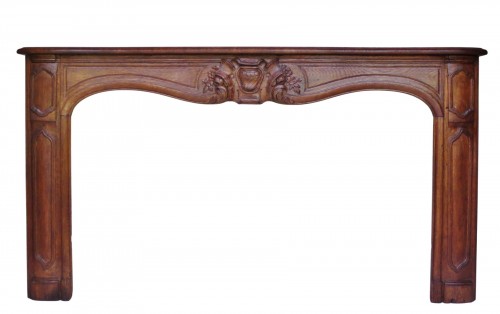 Cheminée galbée en Chêne Louis XV, XVIIIe siècle
