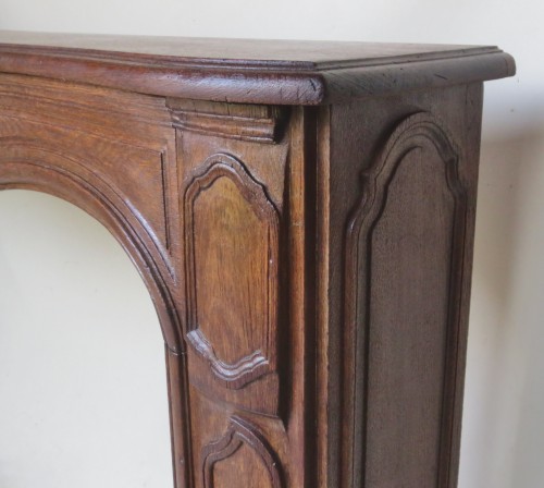 XVIIIe siècle - Cheminée galbée en Chêne Louis XV, XVIIIe siècle