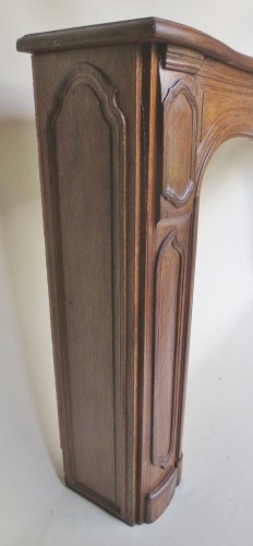 Louis XV - Cheminée galbée en Chêne Louis XV, XVIIIe siècle