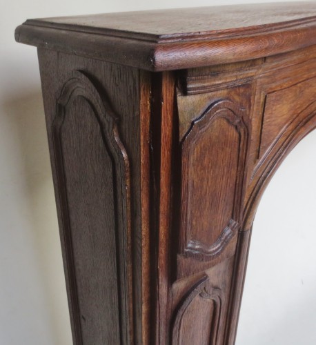 Antiquités - Cheminée galbée en Chêne Louis XV, XVIIIe siècle