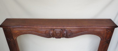 Antiquités - Cheminée galbée en Chêne Louis XV, XVIIIe siècle