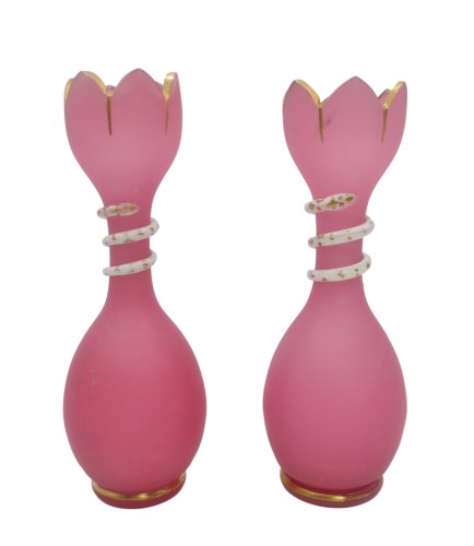 Paire de vases en opaline gorge de pigeon, XIXe siècle.