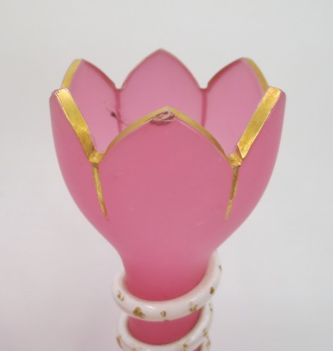 Verrerie, Cristallerie  - Paire de vases en opaline gorge de pigeon, XIXe siècle.