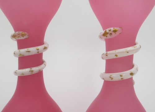 Paire de vases en opaline gorge de pigeon, XIXe siècle. - Anne Besnard