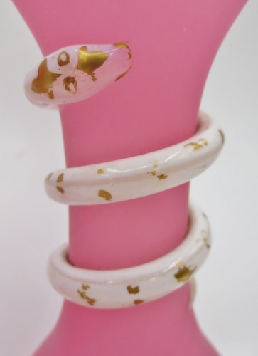 XIXe siècle - Paire de vases en opaline gorge de pigeon, XIXe siècle.