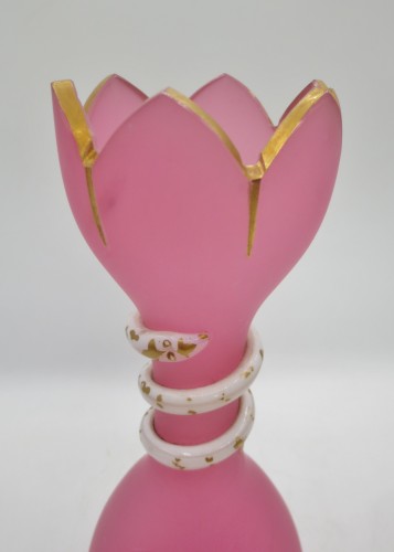 Antiquités - Paire de vases en opaline gorge de pigeon, XIXe siècle.