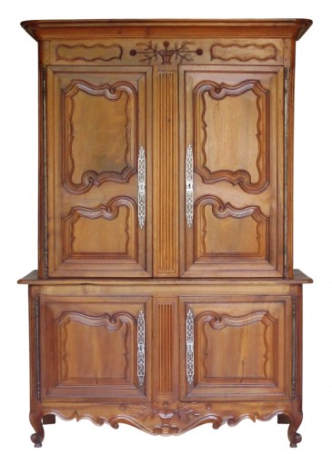Buffet deux corps en noyer, deuxième moitié du XVIIIe siècle