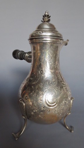 XVIIIe siècle - Verseuse tripode en argent massif, fin du XVIIIe siècle