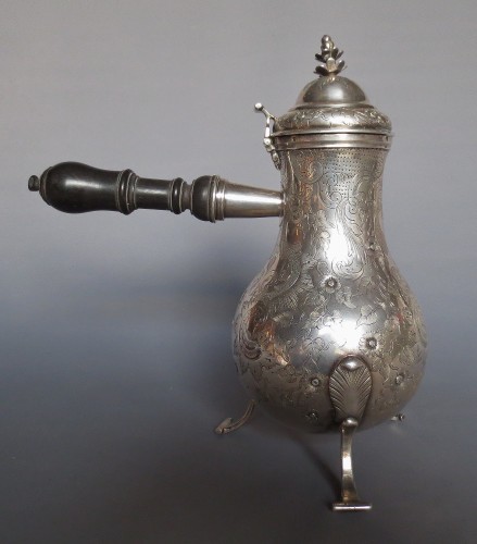 Verseuse tripode en argent massif, fin du XVIIIe siècle - 