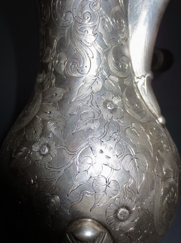 Antiquités - Verseuse tripode en argent massif, fin du XVIIIe siècle