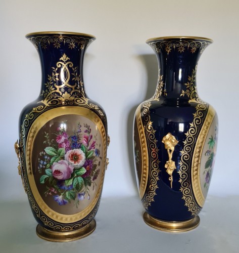 Antiquités - Grande paire de vases en porcelaine vers 1840-1850