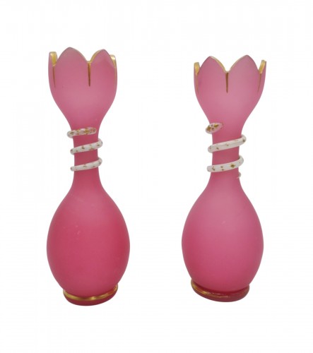 Paire de vases en opaline gorge de pigeon, XIXe siècle