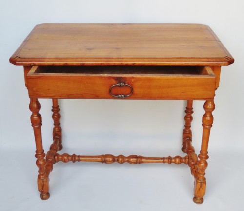 XVIIe siècle - Table à écrire en bois fruitier et en buis
