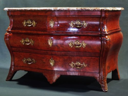 Mobilier Commode - Commode bordelaise en acajou massif, XVIIIe siècle