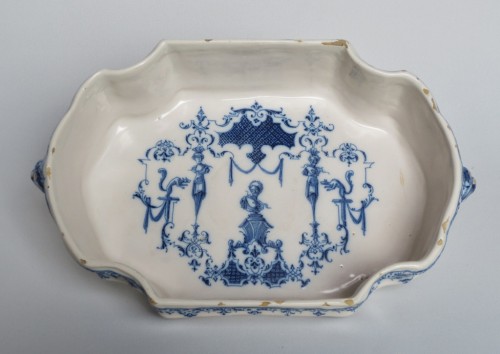 Bassin en faïence de Moustiers, début XVIIIe siècle - Céramiques, Porcelaines Style 
