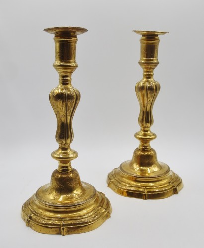 Paire de flambeaux e bronze doré, XVIIIe siècle - Luminaires Style Louis XV