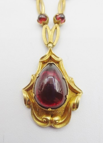 Antique Jewellery  - Gold and garnet brooch, mid 19th century