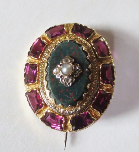 Antique Jewellery  - Gold brooch with blood jasper, diamonds and pearls from the Napoleon III period