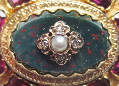 19th century - Gold brooch with blood jasper, diamonds and pearls from the Napoleon III period