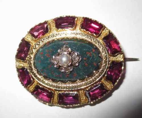 Napoléon III - Gold brooch with blood jasper, diamonds and pearls from the Napoleon III period