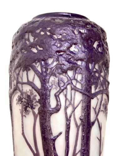 Daum Grand - Vase Soufflé-Moulé Art nouveau Paysage Forestier à l'Aube - Antiquités Art Nouveau