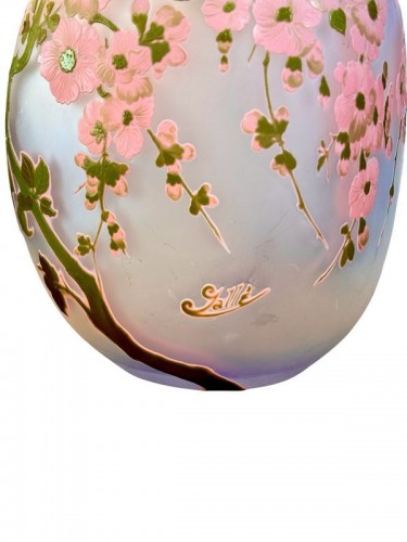 XXe siècle - Emile Gallé - Important vase “Fleurs de pommiers du Japon”