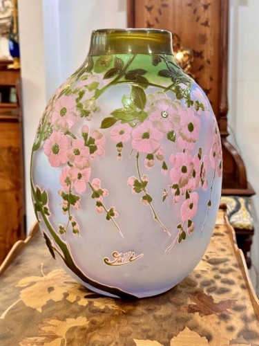 Antiquités - Emile Gallé - Important vase “Fleurs de pommiers du Japon”