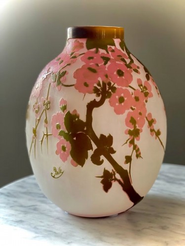 Emile Gallé - Vase Art nouveau "Fleurs de pommiers du Japon" - Verrerie, Cristallerie Style Art nouveau