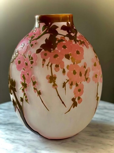 Verrerie, Cristallerie  - Emile Gallé - Vase Art nouveau "Fleurs de pommiers du Japon"