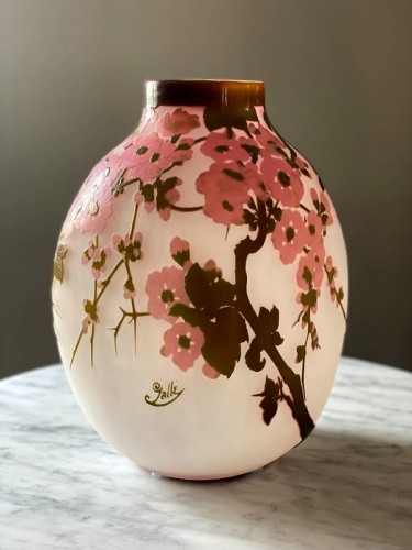 Emile Gallé - Vase Art nouveau "Fleurs de pommiers du Japon" - Antiquités Art Nouveau