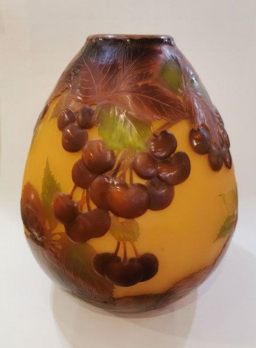 Emile Gallé - Vase Art nouveau soufflé-moulé "Aux Cerises" - Verrerie, Cristallerie Style Art nouveau