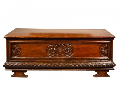 Italian Chest In Carved Walnut Wood, Lombardy (bergamum) Seventeenth Centur