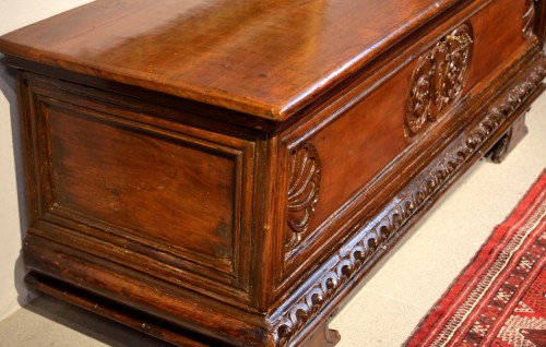 Italian Chest In Carved Walnut Wood, Lombardy (bergamum) Seventeenth Centur - Louis XIV