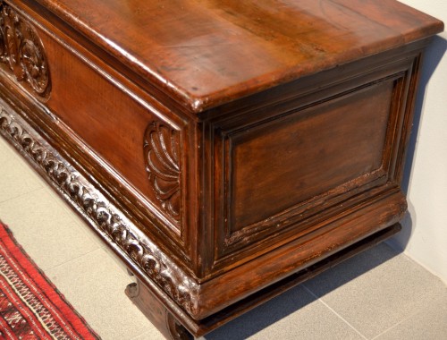 Louis XIV - Italian Chest In Carved Walnut Wood, Lombardy (bergamum) Seventeenth Centur