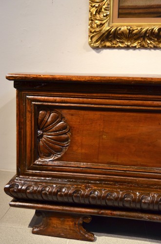 Antiquités - Italian Chest In Carved Walnut Wood, Lombardy (bergamum) Seventeenth Centur