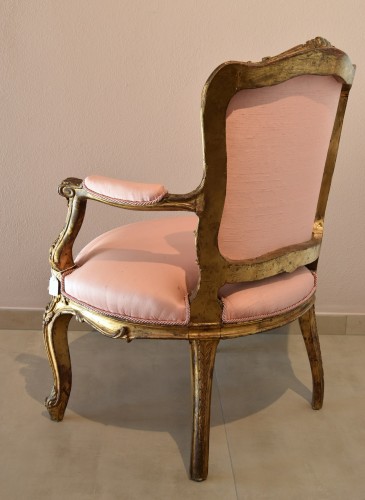 XVIIIe siècle - Paire de fauteuils en bois sculpté et doré