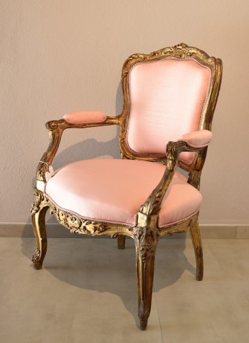 Louis XV - Paire de fauteuils en bois sculpté et doré