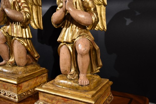 XVIIe siècle - Paire d'anges ailés en bois, Toscane XVIIe siècle