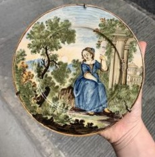 Faïence de Castelli, assiette avec fileuse et ruines, atelier de Nicola Cappelletti - Antichità di Alina