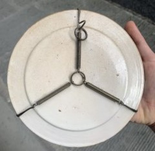 XVIIIe siècle - Faïence de Castelli, assiette avec fileuse et ruines, atelier de Nicola Cappelletti