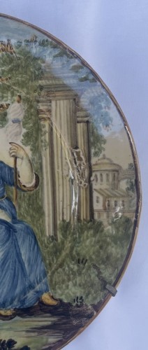 Louis XV - Faïence de Castelli, assiette avec fileuse et ruines, atelier de Nicola Cappelletti