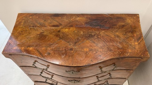 18th century - Rosewood veneered chest of drawers, Sicily, mid-18th century